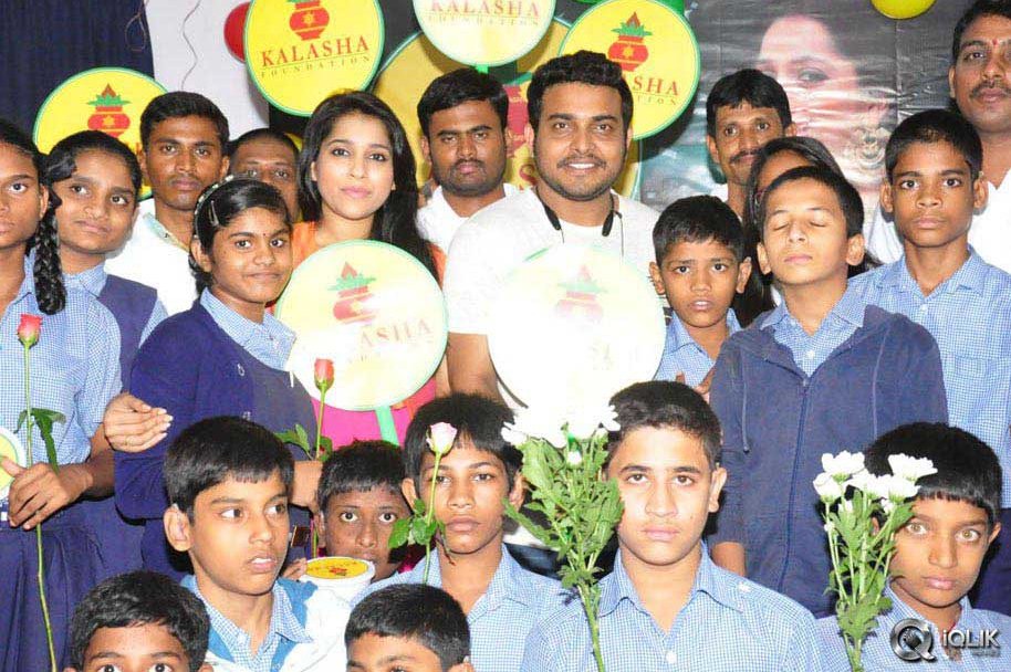 Rashmi-Goutham-And-Getup-Srinu-At-Akshara-Kalasha-Foundation